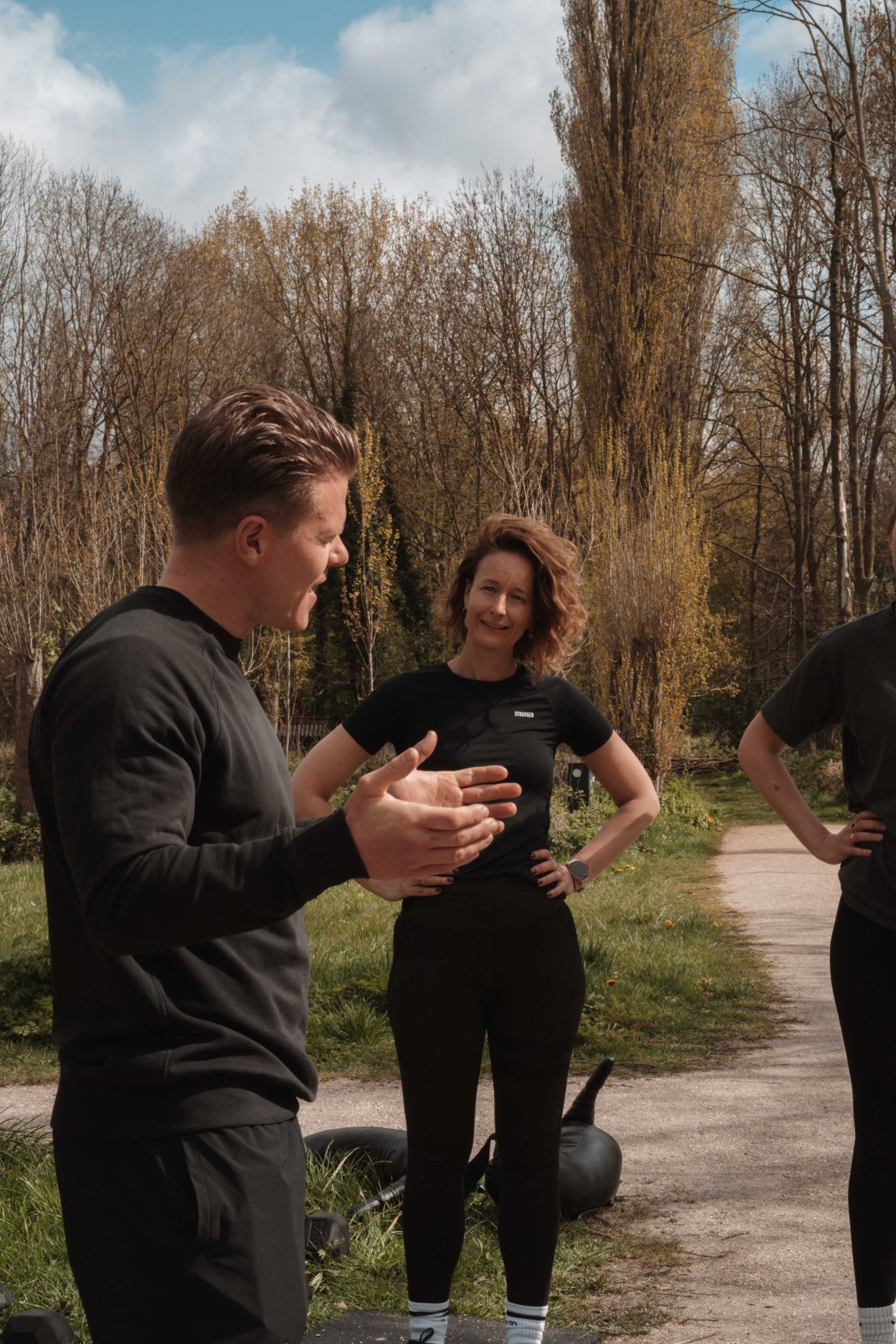 Maikel Wevers geeft uitleg aan een deelnemer tijdens een small group training buiten